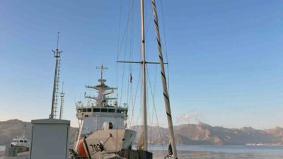 YELKENLİ TEKNEDE 3 GÖÇMEN KAÇAKÇISI VE 35 DÜZENSİZ GÖÇMEN YAKALANDI