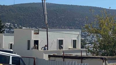 MUĞLA’NIN BODRUM İLÇESİNDE İNŞAAT YASAĞINA RAĞMEN YAPILAN BETON ATMA İŞLEMİ,