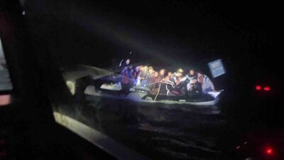 MUĞLA’NIN DATÇA İLÇESİ AÇIKLARINDA DÜZENSİZ GÖÇMENLERİN BULUNDUĞU LASTİK BOT ARIZA