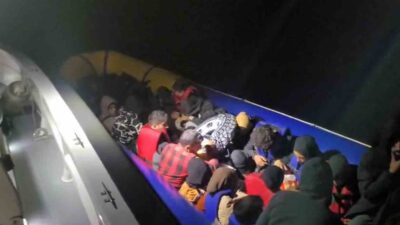 MUĞLA’NIN FETHİYE İLÇESİ AÇIKLARINDA SAHİL GÜVENLİK EKİPLERİ TARAFINDAN LASTİK BOT