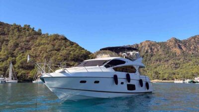 MUĞLA’NIN FETHİYE İLÇESİ AÇIKLARINDA HAREKET HALİNDEKİ MİLYONLUK MOTOR YATTA SAHİL