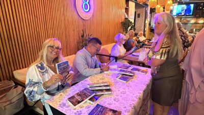 İNGİLİZ YAZARDAN MARMARİS’TE CAN DOSTLARINA ANLAMLI BAĞIŞ