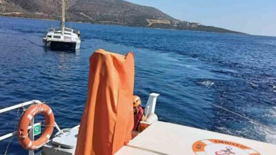 MAKİNE ARIZASI YAPAN KATAMARAN TEKNEYİ KIYEM EKİPLERİ KURTARDI