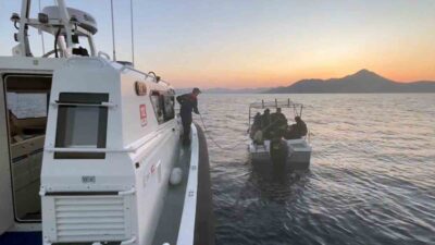 MARMARİS’TE 17 DÜZENSİZ GÖÇMEN KURTARILDI, BİR GÖÇMEN KAÇAKÇISI YAKALANDI