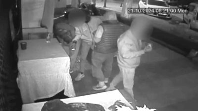 MUĞLA'NIN MİLAS İLÇESİNDE 4 ŞAHIS, MARKETİN DIŞARISINDA BULUNAN DOLAPTAN POĞAÇA,