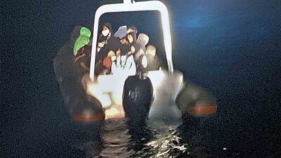 YUNANİSTAN’IN GERİ İTTİĞİ DÜZENSİZ GÖÇMENLER KURTARILDI, 1 GÖÇMEN KAÇAKÇISI YAKALANDI