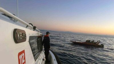 MUĞLA’NIN MARMARİS İLÇESİ AÇIKLARINDA İÇİNDE DÜZENSİZ GÖÇMENLERİN BULUNDUĞU FİBER TEKNE