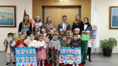 BAŞKAN ÜNLÜ, MİNİK MİSAFİRLERİNİ AĞIRLADI