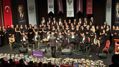 MARMARİSLİLER BİLET YERİNE GETİRDİKLERİ KİTAPLAR İLE SAHNEYİ DOLDURDULAR