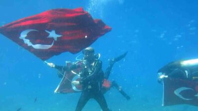 FETHİYE’DE ATATÜRK’Ü DENİZ DİBİNDE ANDILAR