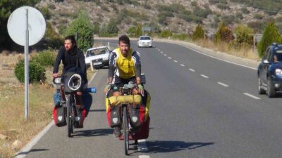 GÜNEY AMERİKA ÜLKESİ ŞİLİ’DE YAŞAYAN MÜZİSYEN VE EKONOMİST ENRİQUE PİNA