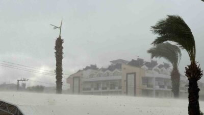 MUĞLA (İHA) - MUĞLA'NIN MARMARİS İLÇESİNDE ETKİLİ OLAN FIRTINA VE