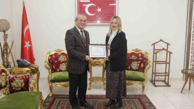 MENTEŞE KAYMAKAMI ERİŞ, EMEKLİ ÖĞRETMENLERE HİZMET ŞEREF BELGELERİNİ TAKDİM ETTİ