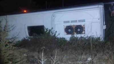 MUĞLA’NIN BODRUM İLÇESİNDE YOL KENARINA DEVRİLEN MİNİBÜSTEKİ 3 KİŞİ YARALANDI.