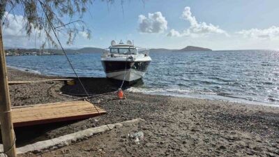 MUĞLA’NIN BODRUM İLÇESİNDE BAĞLI OLDUĞU HALATI KOPAN MOTORYAT, KARAYA VURDU.