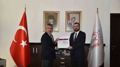 DR. ŞAMİL SEFERGİL'E “YILIN EĞİTİMCİSİ” ÖDÜLÜ