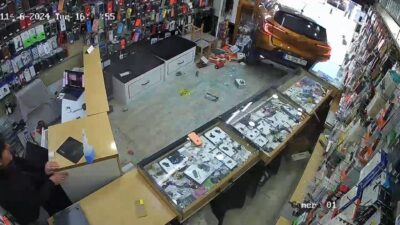 MUĞLA’NIN BODRUM İLÇESİNDE BİR SÜRÜCÜ, OTOMOBİLİNİ PARK ETMEYE ÇALIŞIRKEN FREN