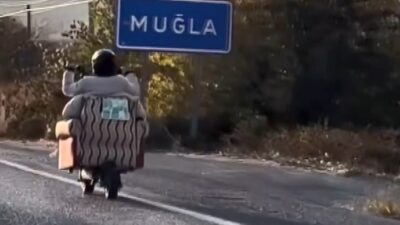 MUĞLA'NIN MENTEŞE İLÇESİNDE SCOOTER ÜZERİNE YERLEŞTİRDİĞİ KOLTUĞUN ÜZERİNE OTURUP TRAFİĞE