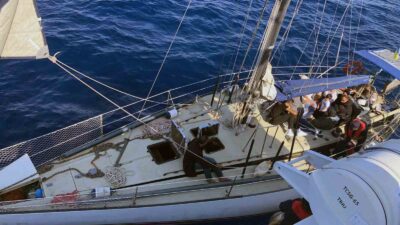 MUĞLA’NIN MARMARİS İLÇESİ AÇIKLARINDA HAREKET HALİNDEKİ YELKENLİ TEKNEDE 2 GÖÇMEN