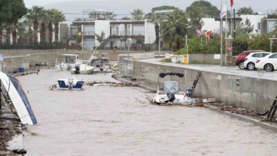 MUĞLA'NIN BODRUM İLÇESİNDE ETKİLİ OLAN SAĞANAK YAĞMUR, HAYATI OLUMSUZ ETKİLEDİ.