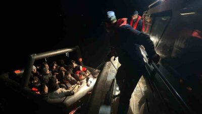 MUĞLA’NIN BODRUM İLÇESİ AÇIKLARINDA YUNANİSTAN UNSURLARINCA 6’SI ÇOCUK 21 GÖÇMEN