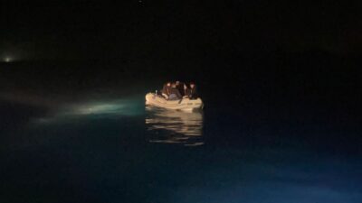 MUĞLA’NIN BODRUM İLÇESİ AÇIKLARINDA 8 DÜZENSİZ GÖÇMEN YAKALANDI.