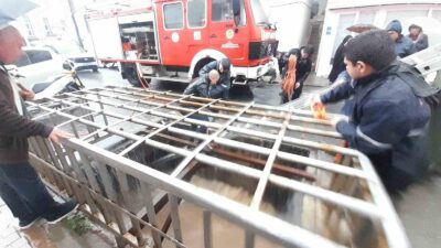 MUĞLA’NIN BODRUM İLÇESİNDE GECEYİ GEÇİRMEK İÇİN DERE YATAĞINA GİREN VATANDAŞ,