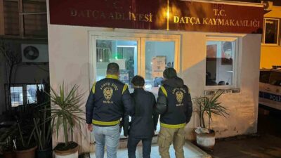 EKİPLER, M.Y.D.'Yİ GÖZALTINA ALDI.