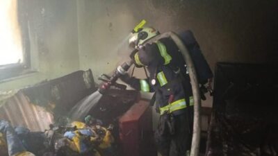 ENİZLİ’NİN PAMUKKALE İLÇESİNDE YANAN EVDE DUMANDAN ETKİLENEN 1 KİŞİ EKİPLER