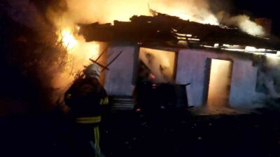 DENİZLİ’NİN BEYAĞAÇ İLÇESİNDE METRUK EVDE ÇIKAN YANGIN PANİĞE SEBEP OLDU.