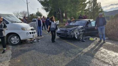 MUĞLA'NIN MİLAS İLÇESİNDE MİNİBÜS İLE OTOMOBİLİN ÇARPIŞMASI SONUCU MEYDANA GELEN