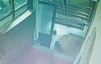 DENİZLİ’NİN BULDAN İLÇESİNDE, NAMAZ KILMAK İÇİN GELEN BİR KİŞİNİN AYAKKABISINI