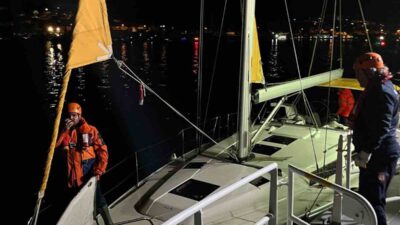 MUĞLA’NIN FETHİYE İLÇESİ AÇIKLARINDA 15 METRE BOYUNDAKİ YELKENLİ TEKNE SÜRÜKLENİRKEN