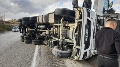 DENİZLİ’NİN BULDAN İLÇESİNDE YAĞIŞ SONRASI KAYGANLAŞAN YOLDA SÜRÜCÜSÜNÜN DİREKSİYON HAKİMİYETİNİ