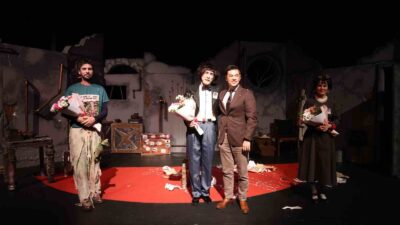 MARMARİS’TE İZLEYİCİLER KONSERDEN SONRA TİYATRO OYUNUNA DA BİLETLE DEĞİL KİTAPLA