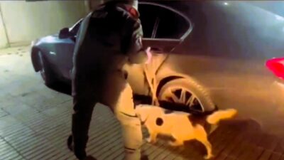 DENİZLİ’DE POLİS EKİPLERİNİN OPERASYONLA YAKALANDIĞI TORBACININ KULLANDIĞI LÜKS ARACIN DÖŞEMESİNE