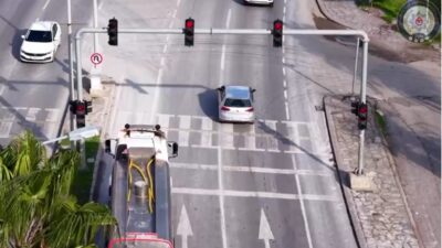 Muğla’nın Bodrum ilçesinde trafikte yaptıkları ihlalleri drone ile tespit edilen