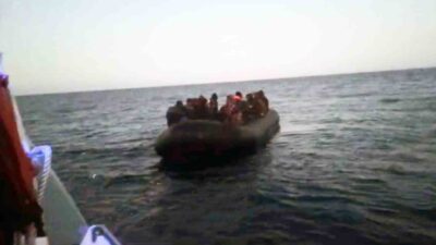 Muğla’nın Fethiye ilçesinde hareket halindeki lastik bot içinde 2’si çocuk