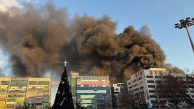 Güney Kore’de 8 katlı bir binada çıkan yangında mahsur kalan