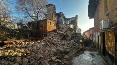 Muğla’nın Milas ilçesinde bulunan tarihi bir ev çökerken, çökme anları