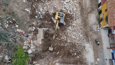 Muğla’nın Milas ilçesinde yıkılan binanın molozları arasında çıkan tarihi eserler