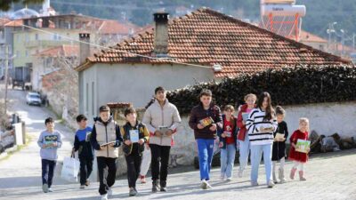 Muğla Büyükşehir Belediyesi, özellikle küçük öğrencilerin eğitimine ve kültürel gelişimine