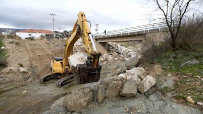 Muğla Büyükşehir Belediyesi, Yatağan’ın Hacıbayramlar Mahallesi’nde yağışlar sonrası çökmeler yaşanan