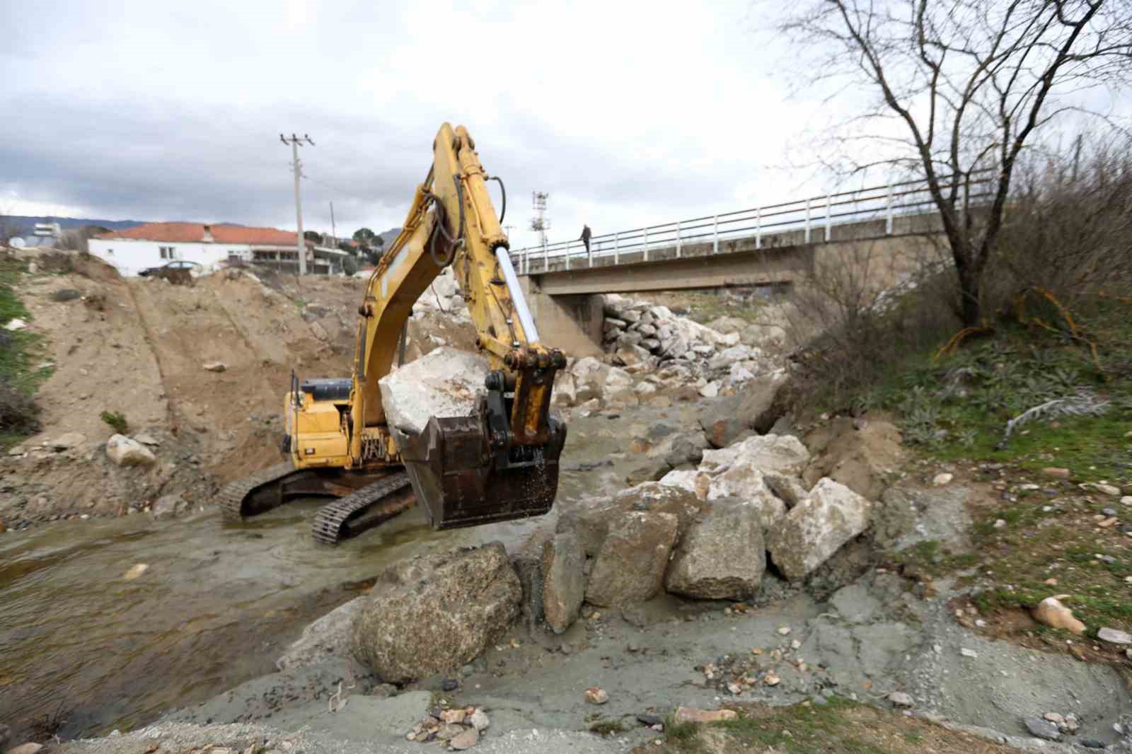 Yağışlarda çökme yaşanan köprü Büyükşehir ekiplerince yapılıyor