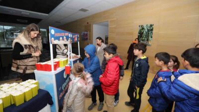 Muğla Büyükşehir Belediye Başkanı Ahmet Aras’ın çocuklara karne hediyesi olan