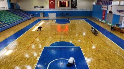 Bodrum Belediyesi tarafından Binnaz Karakaya Spor Salonu’nun zemininde gerçekleştirilen bakım