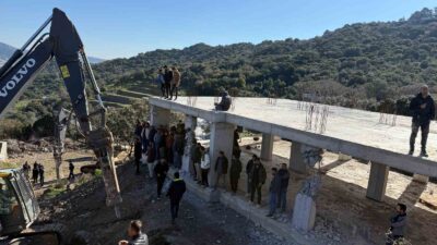 Muğla’nın Bodrum ilçesinde kaçak yapıların yıkımı sırasında gerginlik yaşandı, vatandaşlar,