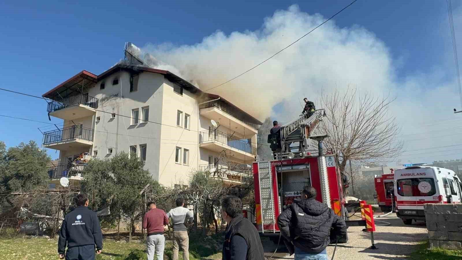 Çatı katı yangınında 5 kişi dumandan etkilendi