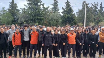 Muğla’nın Datça ilçesindeki bir okulda deprem tahliye tatbikatı yapılarak öğrencilere