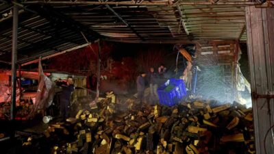 Fethiye’de odun satışı yapan bir iş yerinde çıkan yangın, itfaiye